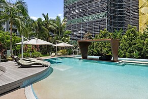 Chic West End Stay With Gym & Pool Access