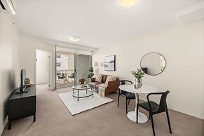 Chic West End Stay With Gym & Pool Access