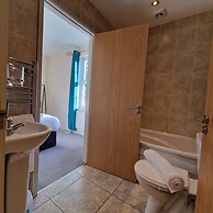 2-Bedroom with Free Parking in Coventry
