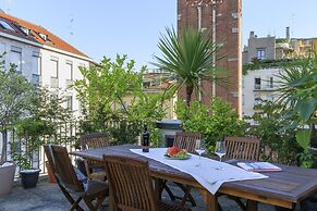 Corso Venezia - Elegant 1 BR apt With Shared Rooftop Terrace in the He