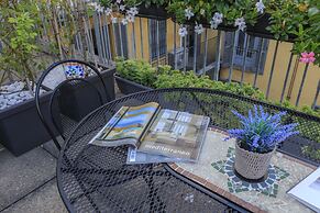 Corso Venezia - Elegant 1 BR apt With Shared Rooftop Terrace in the He