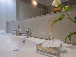 Corso Venezia - Elegant 1 BR apt With Shared Rooftop Terrace in the He