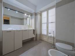 Corso Venezia - Elegant 1 BR apt With Shared Rooftop Terrace in the He