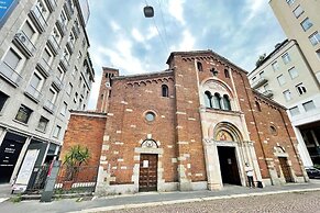 Corso Venezia - Elegant 1 BR apt With Shared Rooftop Terrace in the He