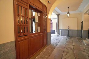 Corso Venezia - Elegant 1 BR apt With Shared Rooftop Terrace in the He