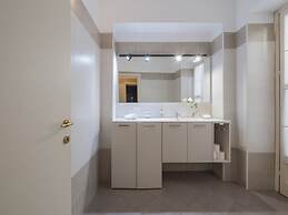 Corso Venezia - Elegant 1 BR apt With Shared Rooftop Terrace in the He