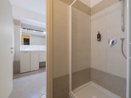 Corso Venezia - Elegant 1 BR apt With Shared Rooftop Terrace in the He