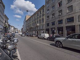 Corso Venezia - Elegant 1 BR apt With Shared Rooftop Terrace in the He