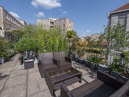 Corso Venezia - Elegant 1 BR apt With Shared Rooftop Terrace in the He