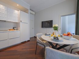 Corso Venezia - Elegant 1 BR apt With Shared Rooftop Terrace in the He