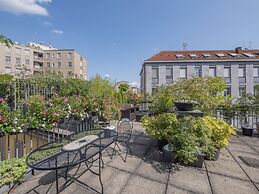 Corso Venezia - Elegant 1 BR apt With Shared Rooftop Terrace in the He