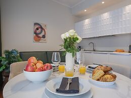 Corso Venezia - Elegant 1 BR apt With Shared Rooftop Terrace in the He