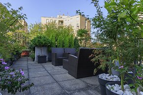 Corso Venezia - Elegant 1 BR apt With Shared Rooftop Terrace in the He