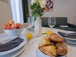 Corso Venezia - Elegant 1 BR apt With Shared Rooftop Terrace in the He
