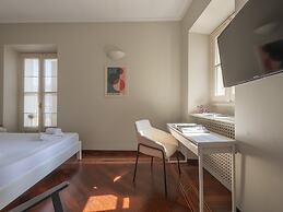 Corso Venezia - Elegant 1 BR apt With Shared Rooftop Terrace in the He