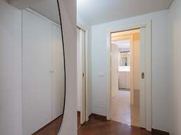 Corso Venezia - Elegant 1 BR apt With Shared Rooftop Terrace in the He