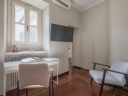 Corso Venezia - Elegant 1 BR apt With Shared Rooftop Terrace in the He