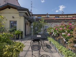 Corso Venezia - Elegant 1 BR apt With Shared Rooftop Terrace in the He