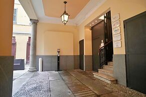 Corso Venezia - Elegant 1 BR apt With Shared Rooftop Terrace in the He