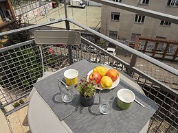 Spinoza - Modern 1 br With Balcony Steps From Piola