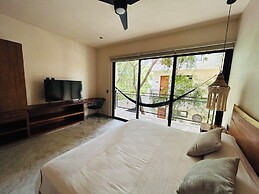 Jungle  Studio Balcony & Hammock S19