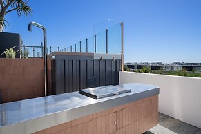 Modern Studio With Rooftop and BBQ Access