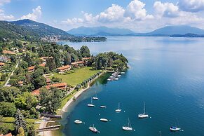 Lakefront Holiday Home