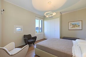 Lakefront Holiday Home