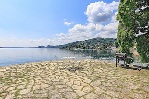 Lakefront Holiday Home