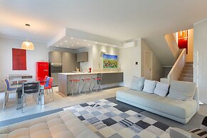 Lakefront Holiday Home