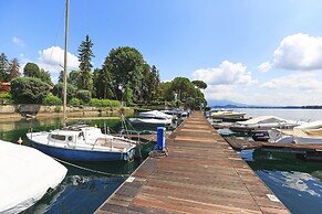 Lakefront Holiday Home