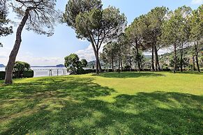 Lakefront Holiday Home