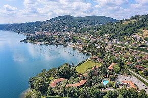 Lakefront Holiday Home