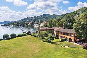 Lakefront Holiday Home