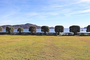 Lakefront Holiday Home