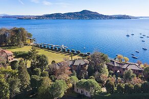 Lakefront Holiday Home