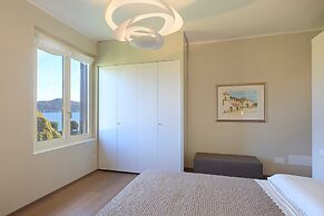 Lakefront Holiday Home