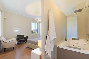 Lakefront Holiday Home