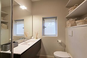 Lakefront Holiday Home