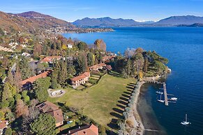 Lakefront Holiday Home