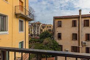 GuestHost -Sunny Dorsoduro Apartment