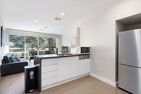Stylish Curtin Stay With Balcony Views
