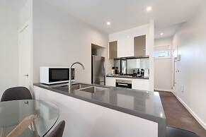 Stylish Curtin Stay With Balcony Views