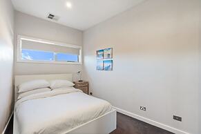 Stylish Curtin Stay With Balcony Views