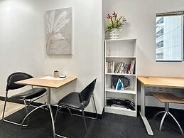 Brisbane Apt Near Dining, Shops and River Walks