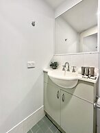 Brisbane Apt Near Dining, Shops and River Walks