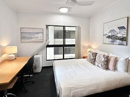 Brisbane Apt Near Dining, Shops and River Walks