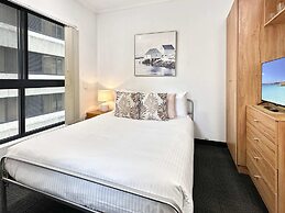 Brisbane Apt Near Dining, Shops and River Walks