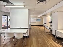Brisbane Apt Near Dining, Shops and River Walks