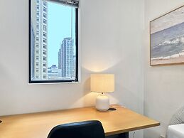 Brisbane Apt Near Dining, Shops and River Walks
